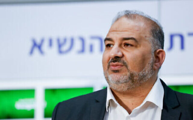 Mansour Abbas, chef du parti Raam, fait une déclaration après avoir rencontré le président Reuven Rivlin à la résidence du président à Jérusalem, le 5 avril 2021. (Yonatan Sindel/Flash90) Mansour Abbas, chef du parti Raam, fait une déclaration après avoir rencontré le président Reuven Rivlin à la résidence du président à Jérusalem, le 5 avril 2021. (Yonatan Sindel/Flash90)