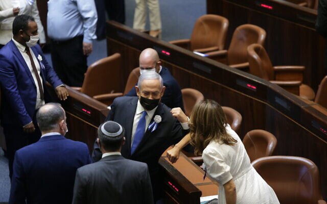 Le Premier ministre Benjamin Netanyahu lors de la prestation de serment de la 24e Knesset, le 6 avril 2021. (Crédit : Alex Kolomoisky/POOL)