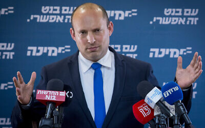 Le leader de Yamina Naftali Bennett pendant une réunion de faction à la Knesset, le 6 avril 2021. (Crédit : Olivier Fitoussi/Flash90)