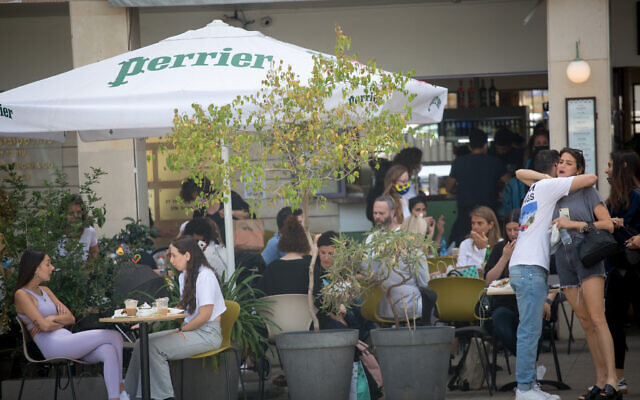 Des Israéliens dans un café de Tel Aviv, le 7 avril 2021. (Crédit : Miriam Alster/FLASH90)