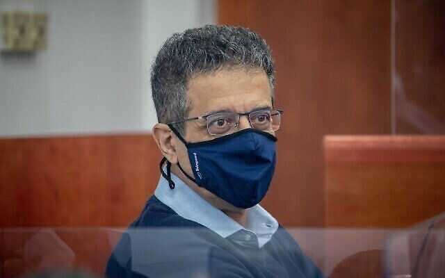 L'ancien PDG du site d'information Walla Ilan Yeshua arrive pour son témoignage dans l'affaire contre le Premier ministre Benjamin Netanyahu au tribunal de district à Jérusalem, le 7 avril 2021. (Yonatan Sindel/Flash90).
