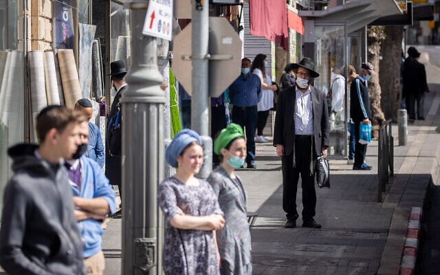 Des gens immobiles à Jérusalem, pendant la sirène de deux minutes à travers Israël marquant le jour du souvenir de la Shoah, le 8 avril 2021. (Crédit : Yonatan Sindel / Flash90)