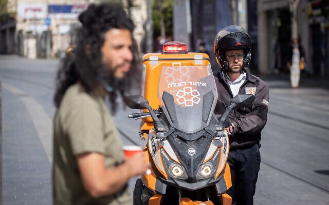 Des gens immobiles à Jérusalem, pendant la sirène de deux minutes à travers Israël marquant le jour du souvenir de la Shoah, le 8 avril 2021. (Crédit : Yonatan Sindel / Flash90)