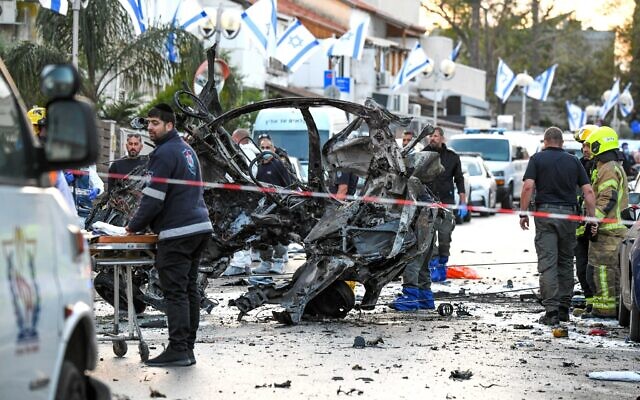 Les forces de sécurité inspectent la scène où un homme est mort dans l'explosion d'une voiture à Holon, le 11 avril 2021. (Crédit : Flash90) Les forces de sécurité inspectent la scène où un homme est mort dans l'explosion d'une voiture à Holon, le 11 avril 2021. (Crédit : Flash90)