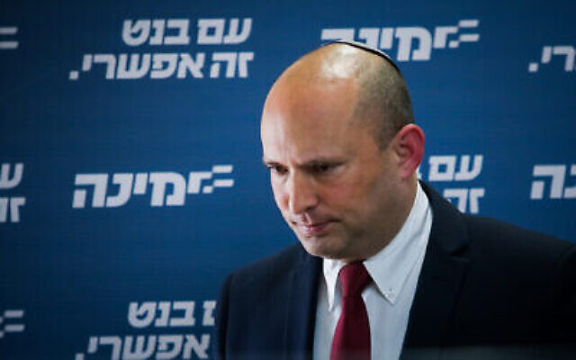 Le chef du parti Yamina, Naftali Bennett, prend la parole lors d'une réunion de faction à la Knesset à Jérusalem, le 12 avril 2021. (Yonatan Sindel/Flash90)