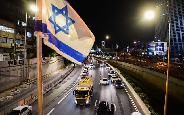Des conducteurs israéliens restent immobiles sur l'autoroute Ayalon à Tel Aviv alors qu'une sirène d'une minute retentit à travers tout Israël, marquant Yom HaZikaron qui commémore les soldats israéliens tombés au combat et les victimes du terrorisme, le 13 avril 2021. (Crédit : Avshalom Sassoni / Flash90) Des conducteurs israéliens restent immobiles sur l'autoroute Ayalon à Tel Aviv alors qu'une sirène d'une minute retentit à travers tout Israël, marquant Yom HaZikaron qui commémore les soldats israéliens tombés au combat et les victimes du terrorisme, le 13 avril 2021. (Crédit : Avshalom Sassoni / Flash90)
