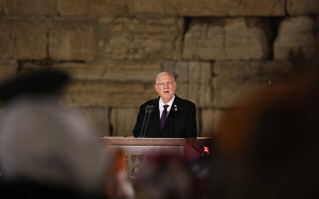 Le président Reuven Rivlin s'exprime lors d'une cérémonie marquant Yom HaZikaron au mur Occidental dans la Vieille Ville de Jérusalem, le 13 avril 2021. (Crédit : Olivier Fitoussi/Flash90)