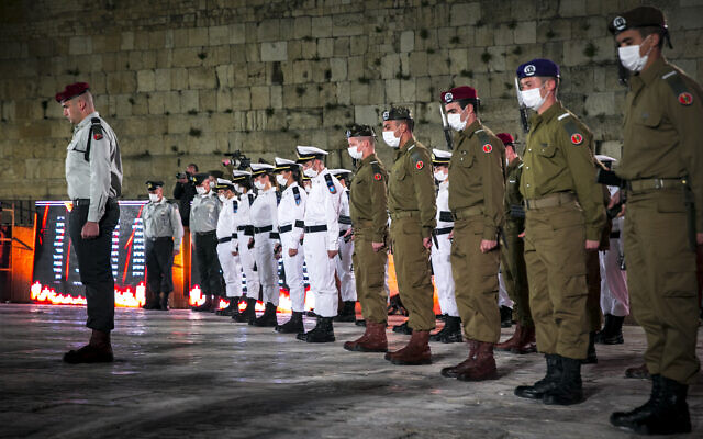 Des soldats israéliens se tiennent immobiles pendant la cérémonie marquant le jour du Souvenir en l'honneur des soldats israéliens tombés au combat et des victimes du terrorisme, au mur Occidental de la Vieille Ville de Jérusalem, le 13 avril 2021. (Crédit : Olivier Fitoussi / Flash90) Des soldats israéliens se tiennent immobiles pendant la cérémonie marquant le jour du Souvenir en l'honneur des soldats israéliens tombés au combat et des victimes du terrorisme, au mur Occidental de la Vieille Ville de Jérusalem, le 13 avril 2021. (Crédit : Olivier Fitoussi / Flash90)