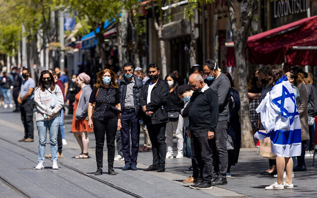 Des Israéliens restent immobiles alors qu'une sirène de deux minutes retentit à travers Israël, marquant Yom HaZikaron qui commémore les soldats israéliens tombés au combat et les victimes du terrorisme dans la rue Jaffa à Jérusalem, le 14 avril 2021. (Crédit : Nati Shohat / Flash90) Des Israéliens restent immobiles alors qu'une sirène de deux minutes retentit à travers Israël, marquant Yom HaZikaron qui commémore les soldats israéliens tombés au combat et les victimes du terrorisme dans la rue Jaffa à Jérusalem, le 14 avril 2021. (Crédit : Nati Shohat / Flash90)