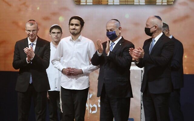 Le Premier ministre Benjamin Netanyahu (2e en partant due la droite) assiste au concours biblique annuel organisé au théâtre de Jérusalem le jour de Yom HaAtsmaout, le 15 avril 2021. (Marc Israel Sellem/POOL) Le Premier ministre Benjamin Netanyahu (2e en partant due la droite) assiste au concours biblique annuel organisé au théâtre de Jérusalem le jour de Yom HaAtsmaout, le 15 avril 2021. (Marc Israel Sellem/POOL)