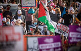 Des centaines de Palestiniens et de militants juifs de gauche manifestent contre l'expulsion des résidents palestiniens de Sheikh Jarrah à Jérusalem-Est, le vendredi 16 avril 2021. (Crédit : Yonatan Sindel/Flash90)