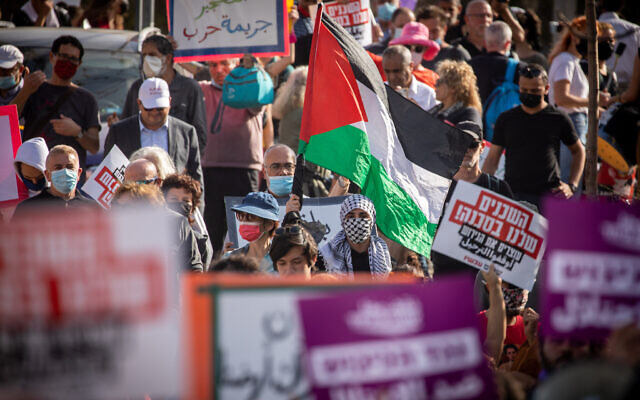 Des centaines de Palestiniens et de militants juifs de gauche manifestent contre l'expulsion des résidents palestiniens de Sheikh Jarrah à Jérusalem-Est, le vendredi 16 avril 2021. (Crédit : Yonatan Sindel/Flash90) Des centaines de Palestiniens et de militants juifs de gauche manifestent contre l'expulsion des résidents palestiniens de Sheikh Jarrah à Jérusalem-Est, le vendredi 16 avril 2021. (Crédit : Yonatan Sindel/Flash90)