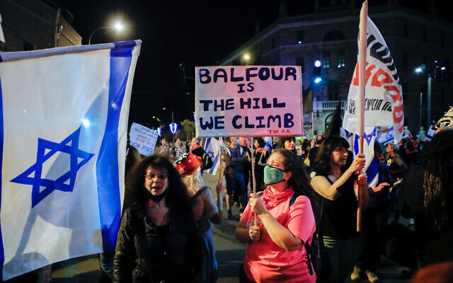 Les Israéliens manifestent contre le Premier ministre Benjamin Netanyahu aux abords de la résidence officielle de Jérusalem, le 17 avril 2021. (Crédit : Olivier Fitoussi/Flash90) Les Israéliens manifestent contre le Premier ministre Benjamin Netanyahu aux abords de la résidence officielle de Jérusalem, le 17 avril 2021. (Crédit : Olivier Fitoussi/Flash90)