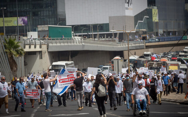 Des vétérans israéliens et des soldats handicapés de Tsahal manifestent devant le ministère de la Défense à Tel Aviv pour une amélioration de l'aide financière et médicale, le 18 avril 2021. (Miriam Alster/Flash90) Des vétérans israéliens et des soldats handicapés de Tsahal manifestent devant le ministère de la Défense à Tel Aviv pour une amélioration de l'aide financière et médicale, le 18 avril 2021. (Miriam Alster/Flash90)