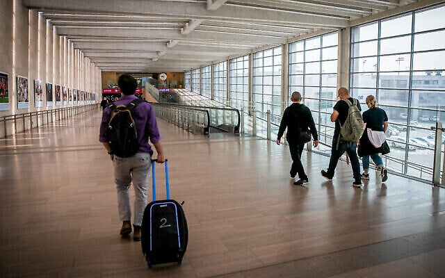 Voyageurs à l'aéroport international Ben Gurion près de Tel Aviv le 18 avril 2021. (Crédit : Yossi Aloni / Flash90) Voyageurs à l'aéroport international Ben Gurion près de Tel Aviv le 18 avril 2021. (Crédit : Yossi Aloni / Flash90)