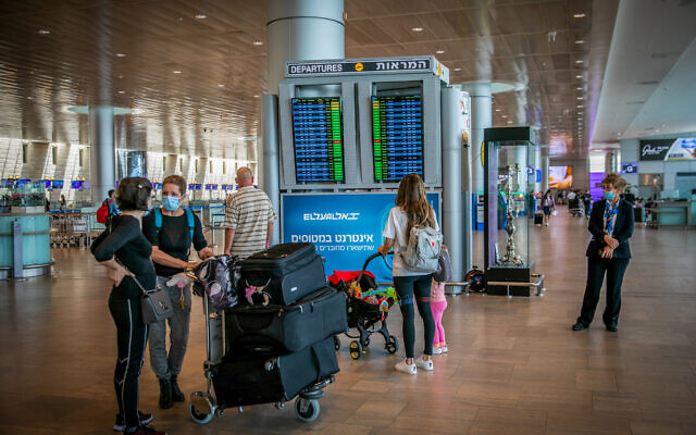 Des voyageurs à l'aéroport international Ben Gurion près de Tel Aviv, le 18 avril 2021. (Crédit : Yossi Aloni / Flash90)
