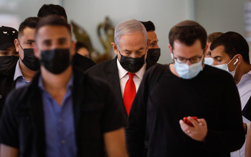 Le Premier ministre Benjamin Netanyahu (au centre) arrive à une réunion du parti Likud à la Knesset à Jérusalem, le 19 avril 2021. (Olivier Fitoussi/Flash90) Le Premier ministre Benjamin Netanyahu (au centre) arrive à une réunion du parti Likud à la Knesset à Jérusalem, le 19 avril 2021. (Olivier Fitoussi/Flash90)