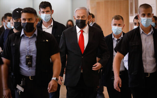 Le Premier ministre israélien Benjamin Netanyahu, au centre, arrive pour sa réunion de faction à la Knesset de Jérusalem, le 19 avril 2021. (Crédit :  Olivier Fitoussi/Flash90)