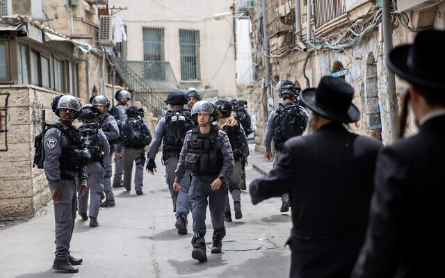 Des policiers lors d'une incursion dans le quartier juif ultra orthodoxe de Meah Shearim, à Jérusalem, le 20 avril 2021. (Photo par Yonatan Sindel/Flash90) Des policiers lors d'une incursion dans le quartier juif ultra orthodoxe de Meah Shearim, à Jérusalem, le 20 avril 2021. (Photo par Yonatan Sindel/Flash90)