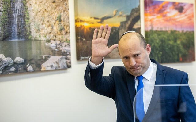 Le chef du parti Yamina, Naftali Bennett, lors d'une conférence de presse à la Knesset, à Jérusalem, le 21 avril 2021. (Yonatan Sindel/Flash90)