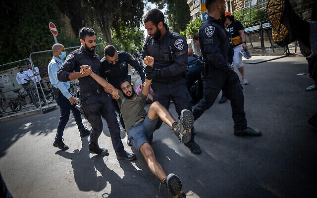 Des policiers interpellent un participant à une manifestation contre le Premier ministre Benjamin Netanyahu, devant la résidence du Premier ministre à Jérusalem, le 24 avril 2021. (Crédit : Yonatan Sindel/Flash90) Des policiers interpellent un participant à une manifestation contre le Premier ministre Benjamin Netanyahu, devant la résidence du Premier ministre à Jérusalem, le 24 avril 2021. (Crédit : Yonatan Sindel/Flash90)