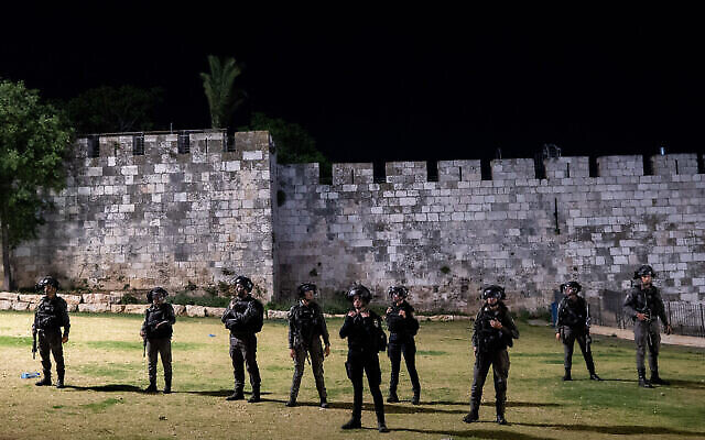Des policiers israéliens se tiennent près de la porte de Damas dans la vieille ville de Jérusalem, le 24 avril 2021. (Crédit : Yonatan Sindel/Flash90)