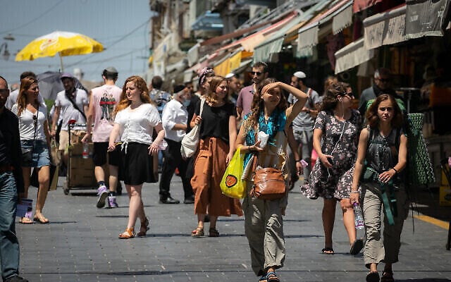 Illustration. Des Israéliens font leurs courses au marché Mahane Yehuda de Jérusalem, le 25 avril 2021. (Crédit : Olivier Fitoussi/Flash90)