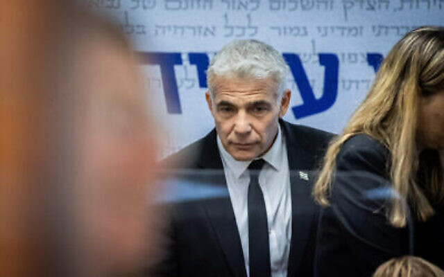 Le chef du parti Yesh Atid, Yair Lapid, lors d'une réunion de faction à la Knesset à Jérusalem, le 26 avril 2021. (Yonatan Sindel/Flash90)