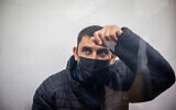 Ali Adkidak, suspecté de l'agression du chef israélien Shalom Kadosh, arrive pour une audience au tribunal du district de Jérusalem le 28 mars 2021 (Crédit : Yonatan Sindel/Flash90).