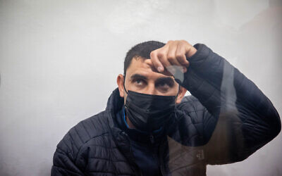 Ali Adkidak, suspecté de l'agression du chef israélien Shalom Kadosh, arrive pour une audience au tribunal du district de Jérusalem le 28 mars 2021 (Crédit : Yonatan Sindel/Flash90).