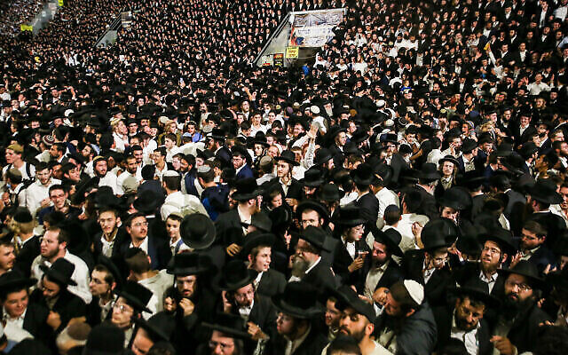 Des milliers de Juifs ultra-orthodoxes célèbrent Lag B’Omer lors d'un rassemblement sur le mont Meron, dans le nord d'Israël, le 29 avril 2021. (Crédit : David Cohen / Flash90)