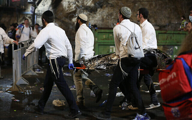 Les secouristes et la police israélienne après un incident qui a tué et blessé des dizaines de personnes, lors des célébrations de la fête juive de Lag B'Omer, au mont Meron, dans le nord d'Israël, le 30 avril 2021. (Crédit : David Cohen / Flash90) Les secouristes et la police israélienne après un incident qui a tué et blessé des dizaines de personnes, lors des célébrations de la fête juive de Lag B'Omer, au mont Meron, dans le nord d'Israël, le 30 avril 2021. (Crédit : David Cohen / Flash90)