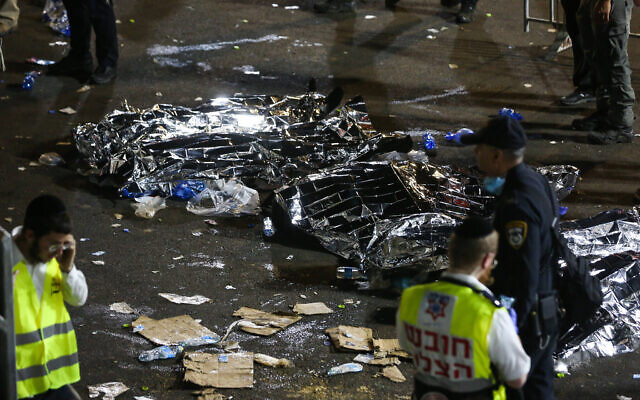 Les secouristes et la police israélienne après un incident qui a tué et blessé des dizaines de personnes, lors des célébrations de la fête juive de Lag B'Omer, au mont Meron, dans le nord d'Israël, le 30 avril 2021. (Crédit : David Cohen / Flash90)