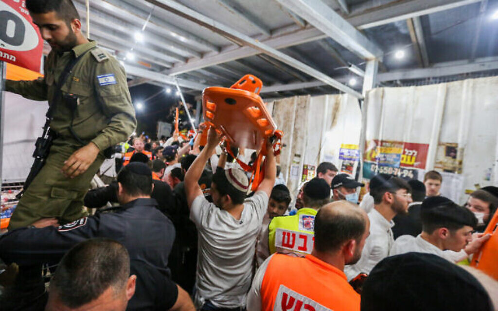 Les secouristes et la police israélienne après un incident qui a tué et blessé des dizaines de personnes, lors des célébrations de la fête juive de Lag B'Omer, au mont Meron, dans le nord d'Israël, le 30 avril 2021. (Crédit : David Cohen / Flash90) Les secouristes et la police israélienne après un incident qui a tué et blessé des dizaines de personnes, lors des célébrations de la fête juive de Lag B'Omer, au mont Meron, dans le nord d'Israël, le 30 avril 2021. (Crédit : David Cohen / Flash90)