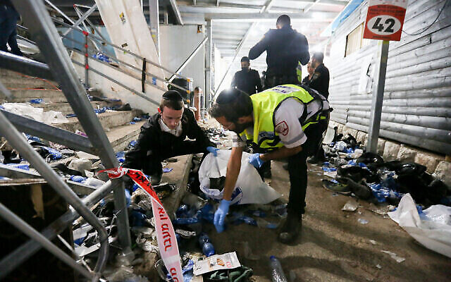 Les secouristes et la police israélienne après un incident qui a tué et blessé des dizaines de personnes, lors des célébrations de la fête juive de Lag BaOmer, au mont Meron, dans le nord d'Israël, le 30 avril 2021. (Crédit : David Cohen / Flash90)
