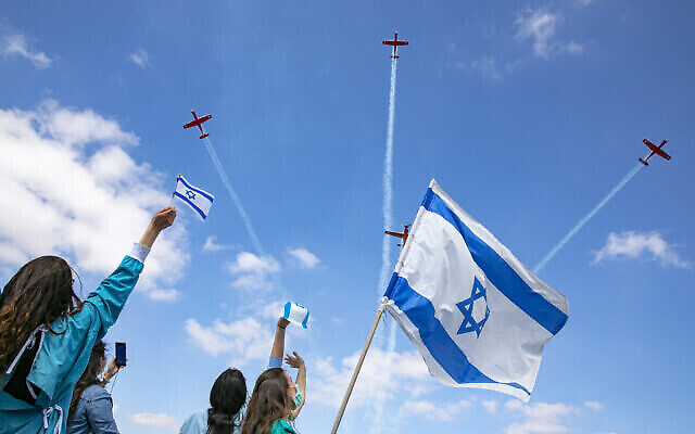 Le personnel médical israélien applaudit une équipe de voltige aérienne israélienne qui survole l'hôpital Shaarei Tsedek à Jérusalem le 72e Yom HaAtsmaout d'Israël, le 29 avril 2020. (Crédit : Olivier Fitoussi / Flash90) Le personnel médical israélien applaudit une équipe de voltige aérienne israélienne qui survole l'hôpital Shaarei Tsedek à Jérusalem le 72e Yom HaAtsmaout d'Israël, le 29 avril 2020. (Crédit : Olivier Fitoussi / Flash90)