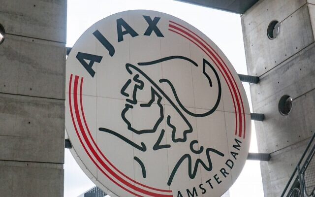 Le logo de l'Ajax dans le stade de l'équipe à Amsterdam. (Nicolas Economou/NurPhoto via Getty Images, via JTA)