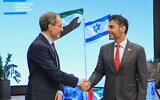 L'ambassadeur des EAU en Israël, Mohamed Mahmoud Al Khajah, à droite, et le PDG de Start-Up Nation Central, Eugene Kandel, le 11 avril 2021 (Eyal-Marilu).