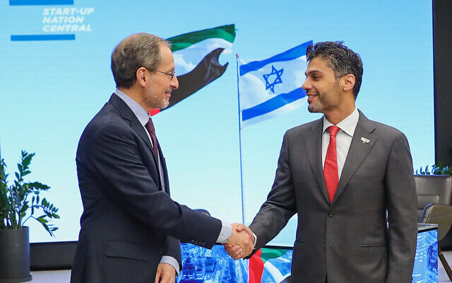 L'ambassadeur des EAU en Israël, Mohamed Mahmoud Al Khajah, à droite, et le PDG de Start-Up Nation Central, Eugene Kandel, le 11 avril 2021 (Eyal-Marilu). L'ambassadeur des EAU en Israël, Mohamed Mahmoud Al Khajah, à droite, et le PDG de Start-Up Nation Central, Eugene Kandel, le 11 avril 2021 (Eyal-Marilu).