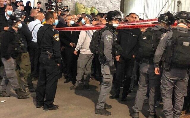 Les agents de police sur le site d'une fusillade meurtrière dans la ville de Deir Al-Asad, dans le nord du pays, le 9 avril 2021. (Crédit : Police israélienne) Les agents de police sur le site d'une fusillade meurtrière dans la ville de Deir Al-Asad, dans le nord du pays, le 9 avril 2021. (Crédit : Police israélienne)