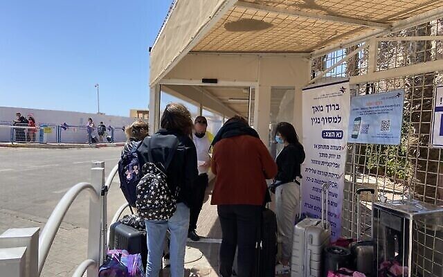 Les Israéliens font la queue au poste-frontière de Taba, le 4 avril 2021. (Crédit : Jacob Magid/Times of Israel) Les Israéliens font la queue au poste-frontière de Taba, le 4 avril 2021. (Crédit : Jacob Magid/Times of Israel)