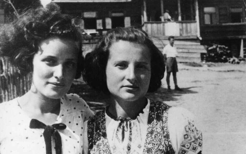 Gusta Davidson, à gauche, et Minka Liebeskind lors d'un camp d'été Akiva, en 1938. Elles devaient toutes les deux dans la résistance. (Autorisation : Ghetto Fighters’ House Museum, Photo Archive) Gusta Davidson, à gauche, et Minka Liebeskind lors d'un camp d'été Akiva, en 1938. Elles devaient toutes les deux dans la résistance. (Autorisation : Ghetto Fighters’ House Museum, Photo Archive)