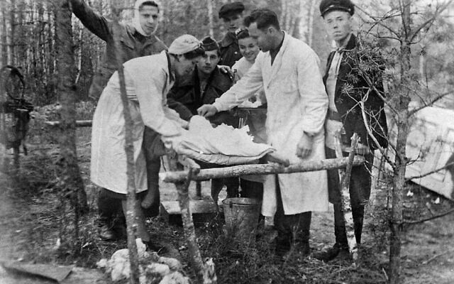 Faye Schulman aide à opérer un partisan blessé. (Crédit : United States Holocaust Memorial Museum,Autorisation : Musée d'état biélorusse de l'histoire de la grande guerre patriotique)