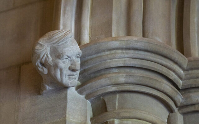 Le buste d'Elie Wiesel installé sur le porche des droits de l'homme de la cathédrale nationale de Washington, DC. (Autorisation de la National Cathedral) Le buste d'Elie Wiesel installé sur le porche des droits de l'homme de la cathédrale nationale de Washington, DC. (Autorisation de la National Cathedral)