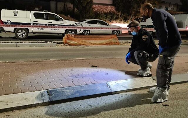 La police a Rahat après une fusillade, le 8 avril 2021. (Crédit : police israélienne)