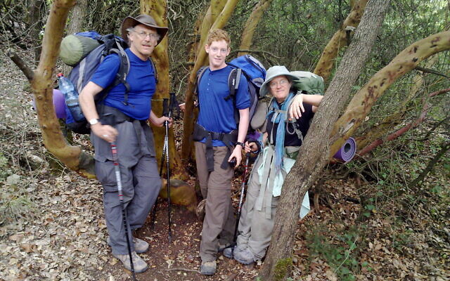 Ezra Rabinowitz, Tzippi Moss et son mari Allan Rabinowitz sur chemin de Randonnée Israel National Trail en 2009, le sujet de son livre récemment publié, "Angels and Tahina" (Autorisation de Tzippi Moss)