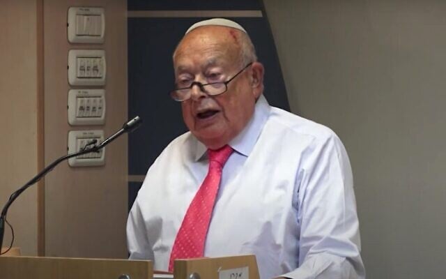 Isi Leibler prononçant un discours à l'université Bar Ilan en 2016. (Capture d'écran YouTube)