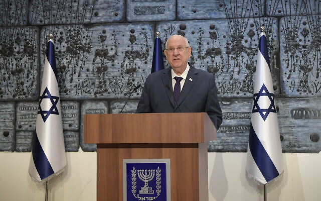 Le président Reuven Rivlin désigne Benjamin Netanyahu pour former le gouvernement, le 6 avril 2021.
(Crédit : Kobi Gideon / GPO)