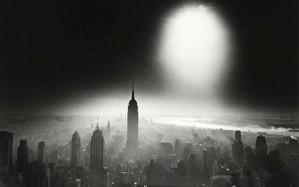 'Atom Bomb Sky,' en 1955, par William Klein. (Crédit : Howard Greenberg Gallery/ William Klein/ The Jewish Museum)