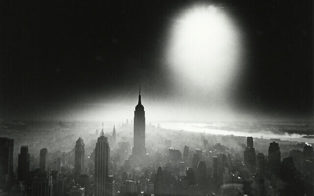 'Atom Bomb Sky,' en 1955, par William Klein. (Crédit : Howard Greenberg Gallery/ William Klein/ The Jewish Museum)
